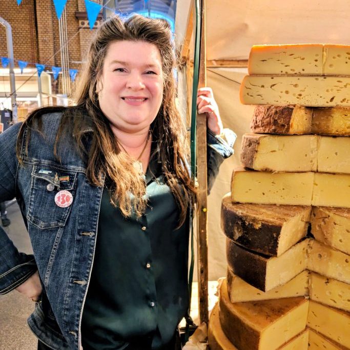 Eirný Sigurðardóttir posiert als Stimme für die isländische Käsekultur auf der Cheese Berlin 2025.