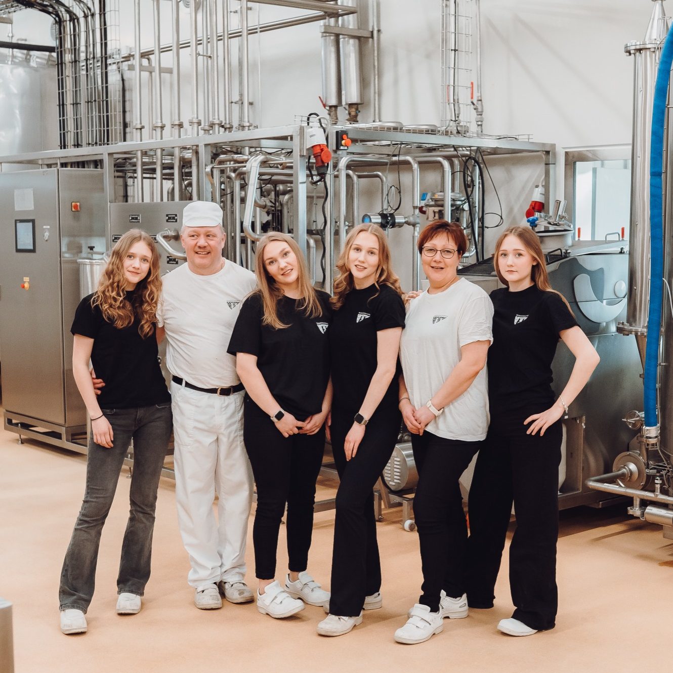 Familienfoto von Peter Dörig mit seiner Familie in der Käserei Herkkujuustola in Finnland.