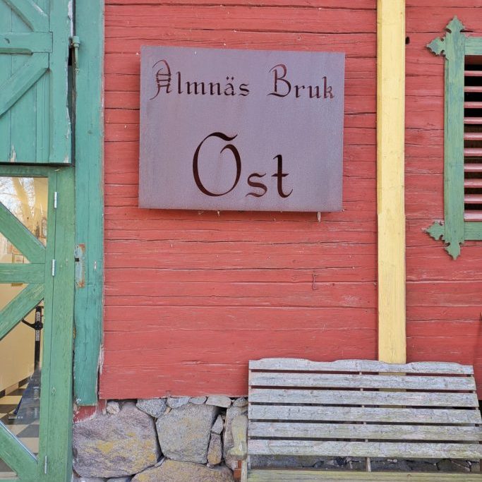 Historische Wirtschaftsgebäude des Guts Almnäs Bruk, darunter Schmiede, Speicher und ehemalige Brennerei.