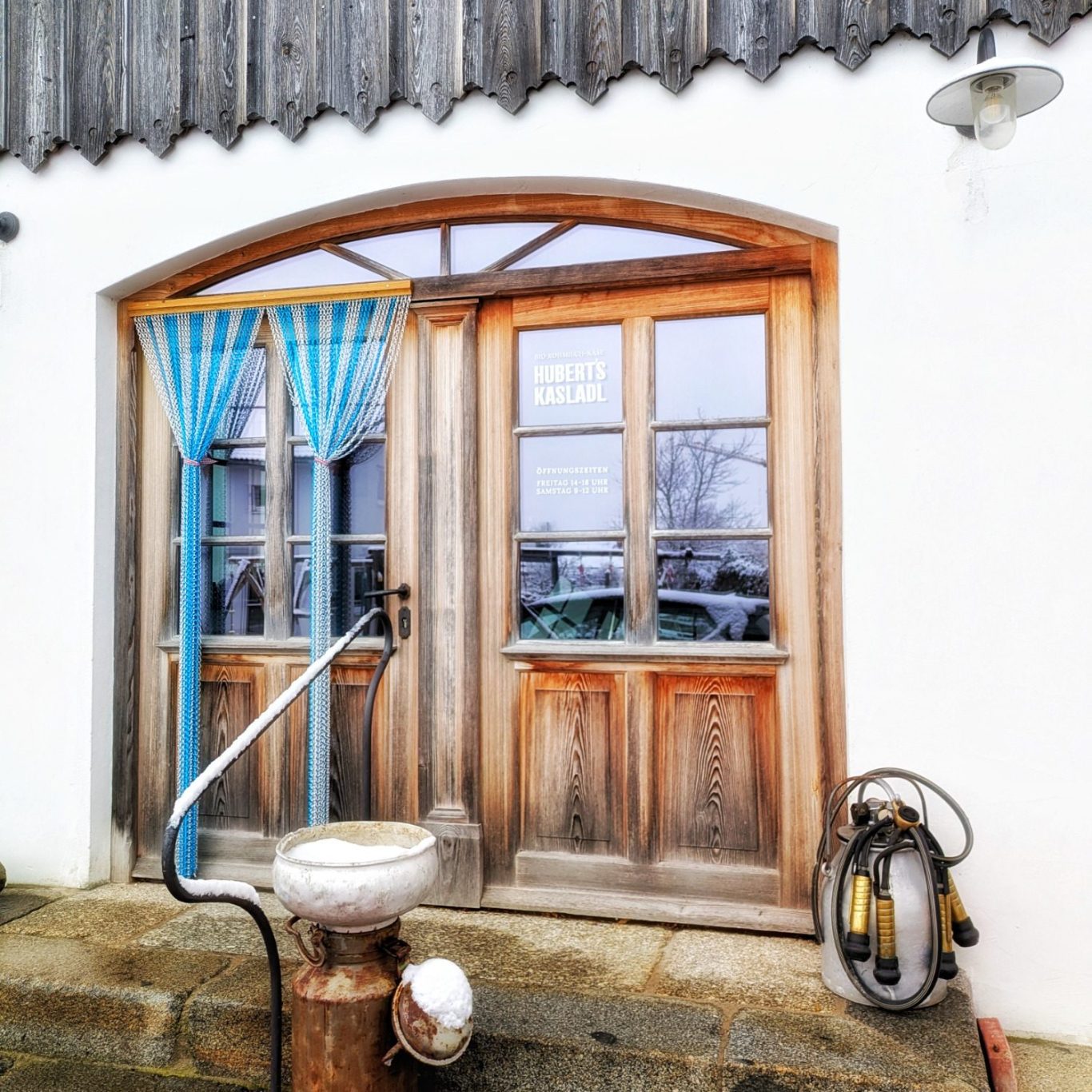 Fassade von Huberts Kasladl auf dem Gelände in seinem Wohnhaus.
