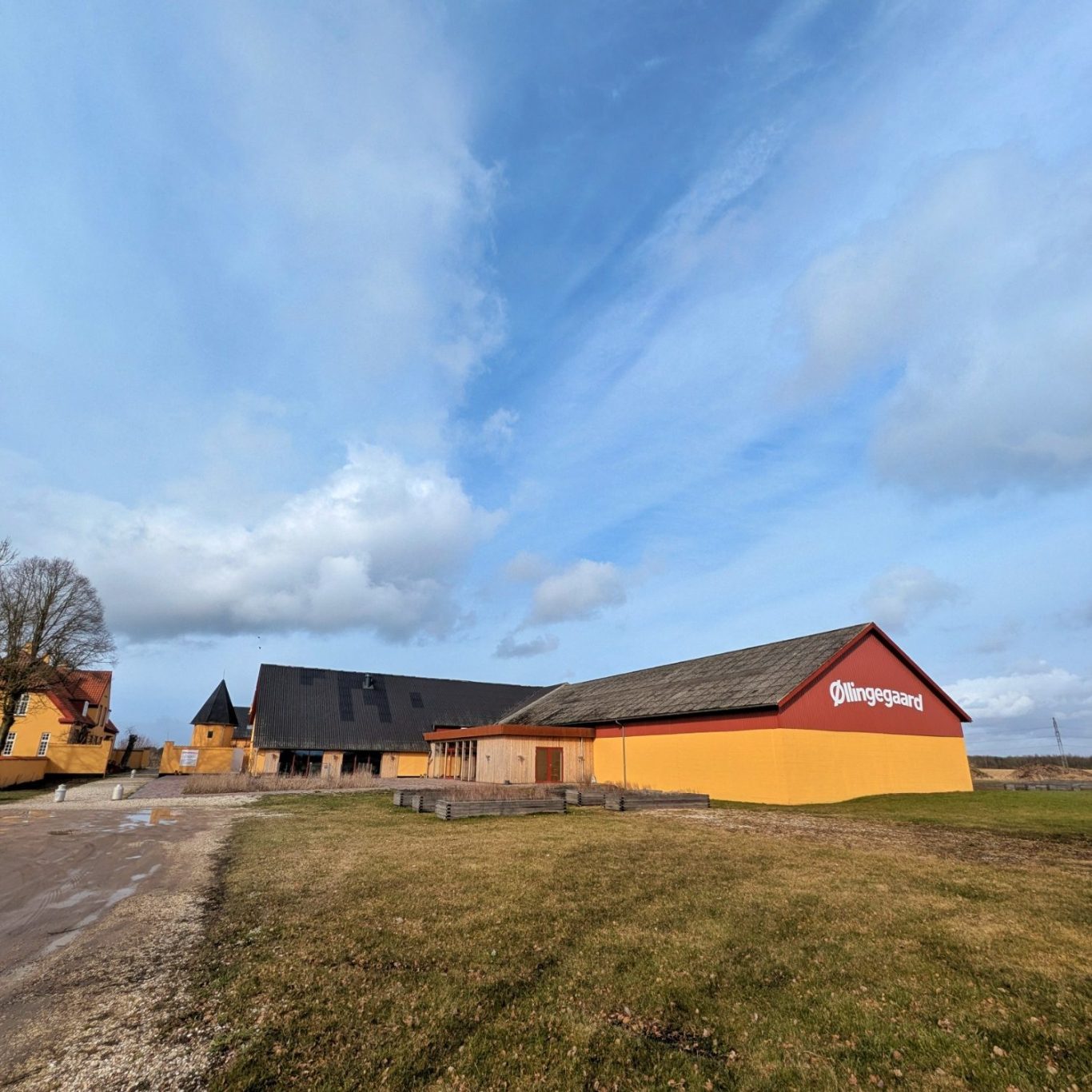 Außenaufnahme des Gebäudekomplexes der Øllingegaard Mejeri in Nordseeland mit Blick auf die Meiereigebäude und das umliegende Gelände