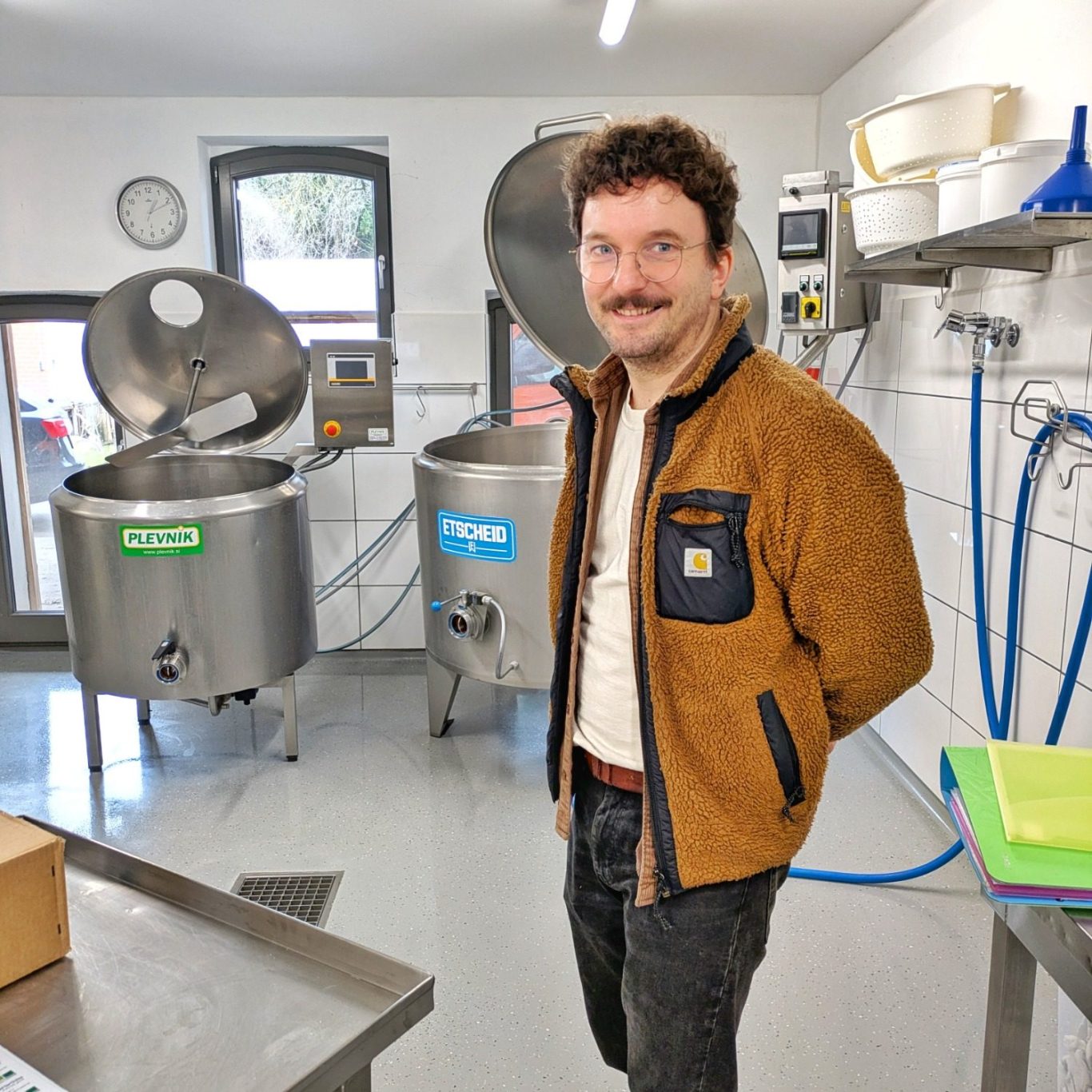Markus Obermayer steht in der Hofkäserei der Wendland Ziege