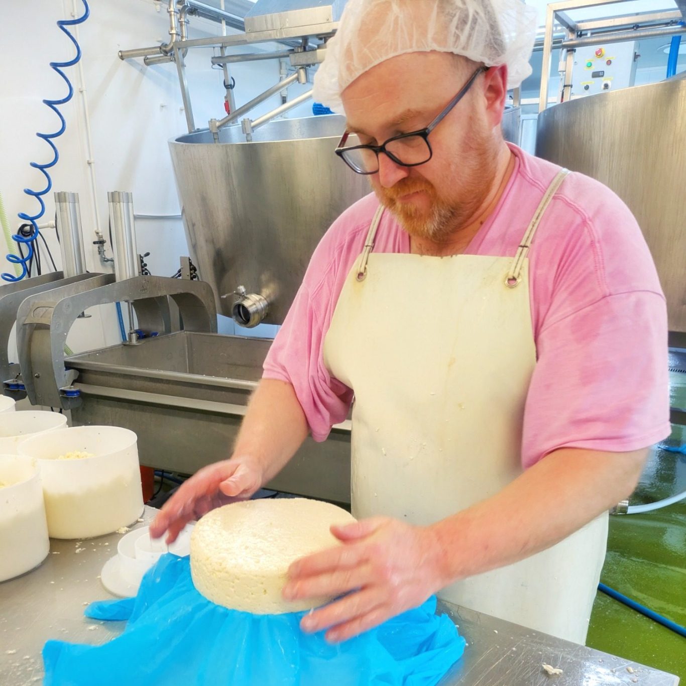 Cheesemaker Tom bei der Vorbereitung der Ashcombe-Laibe im Produktionsraum der King Stone Dairy.