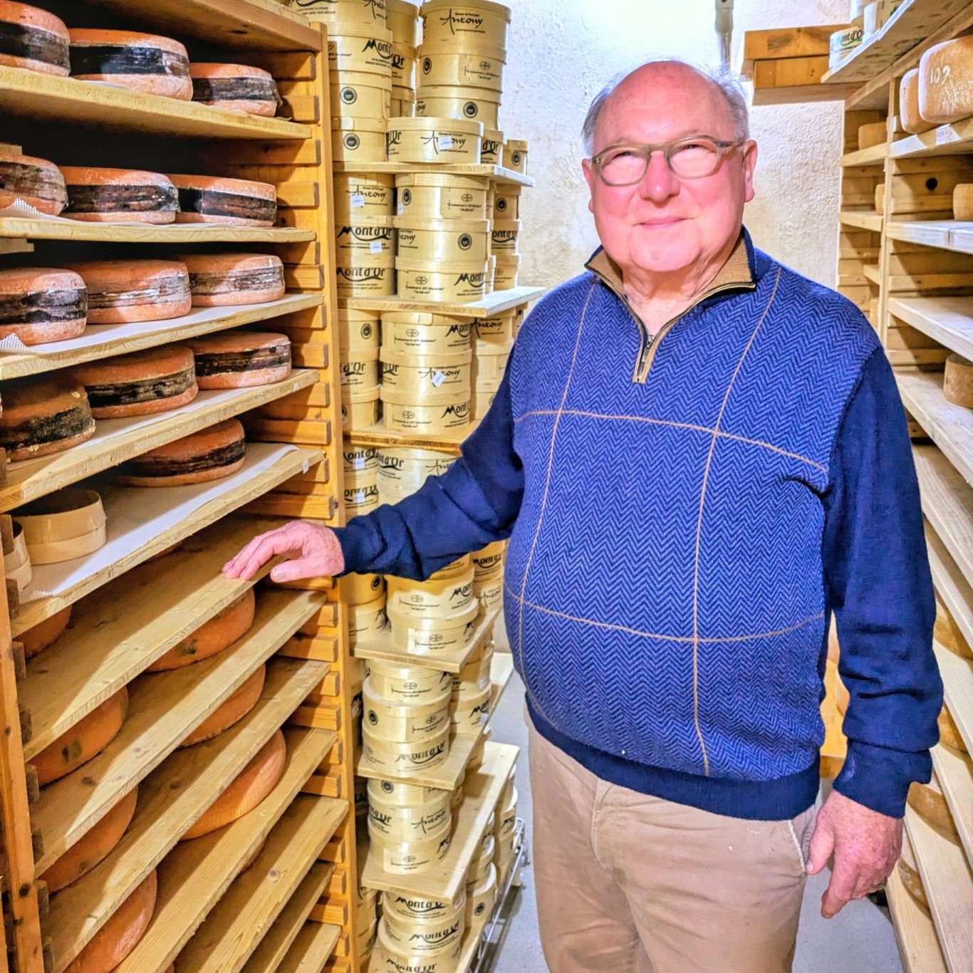 Bernard Antony steht in seinem Käselager in Vieux-Ferrette zwischen reifenden Käselaiben.