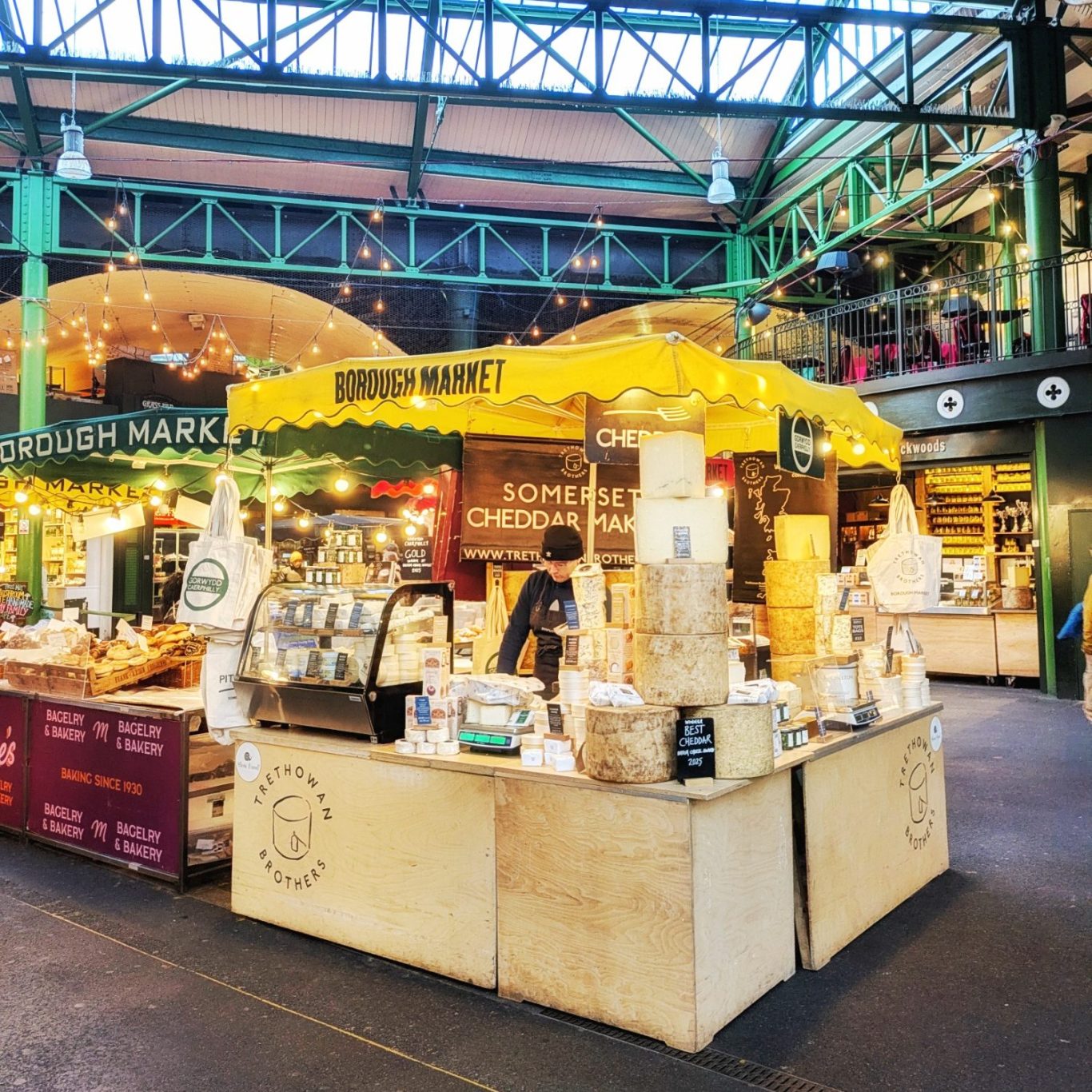Der Stand der Trethowan Brothers im Borough Market: aufgeschnittene Laibe, gestapelte Caerphillys, dicht belegte Theke