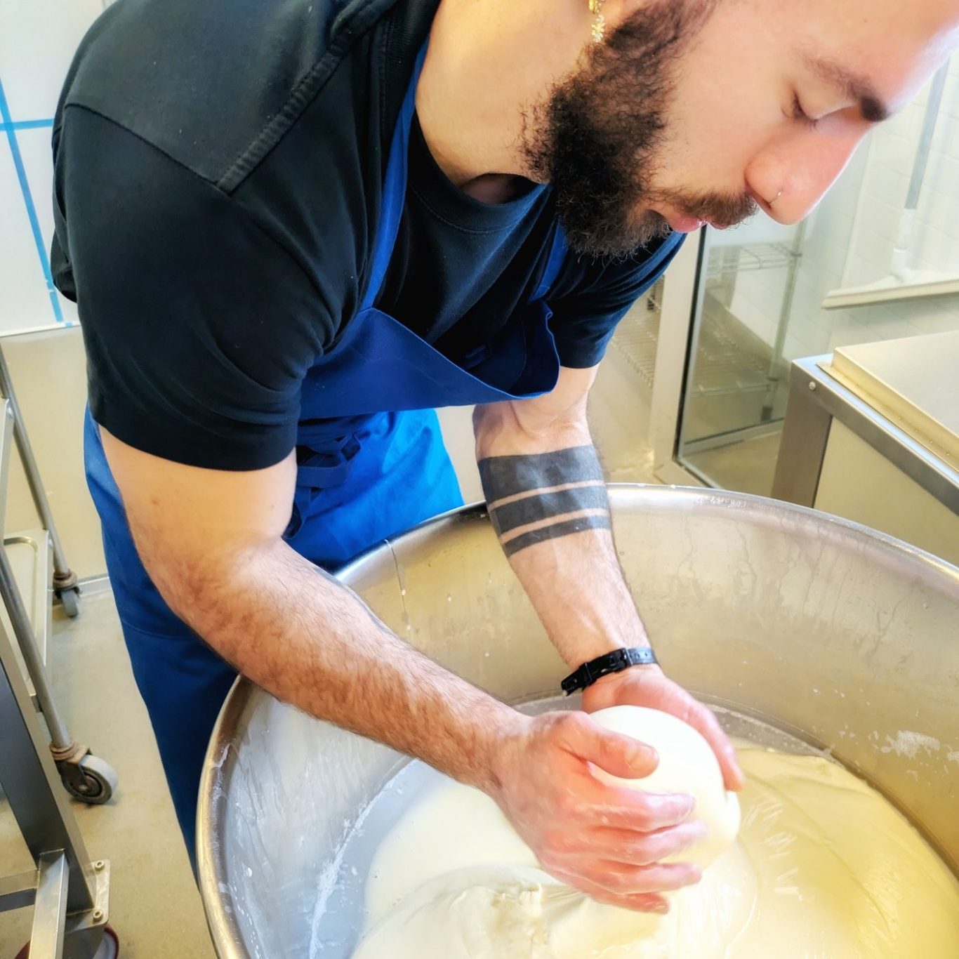 Marco Dell’Oglio formt von Hand Mozzarella-Kugeln aus frischer Pasta Filata in der restauranteigenen Käserei des Bæst.