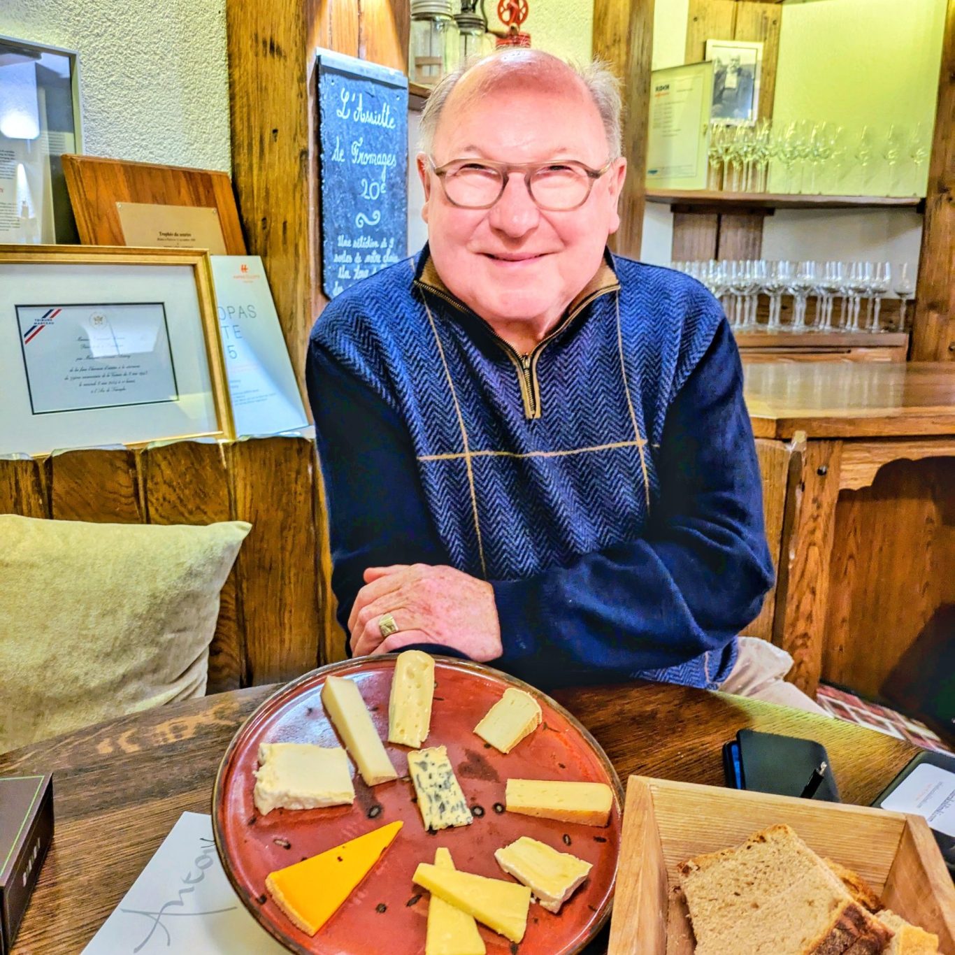 Portrait von Bernard Antony wir er eine Käseauswahl präsentiert