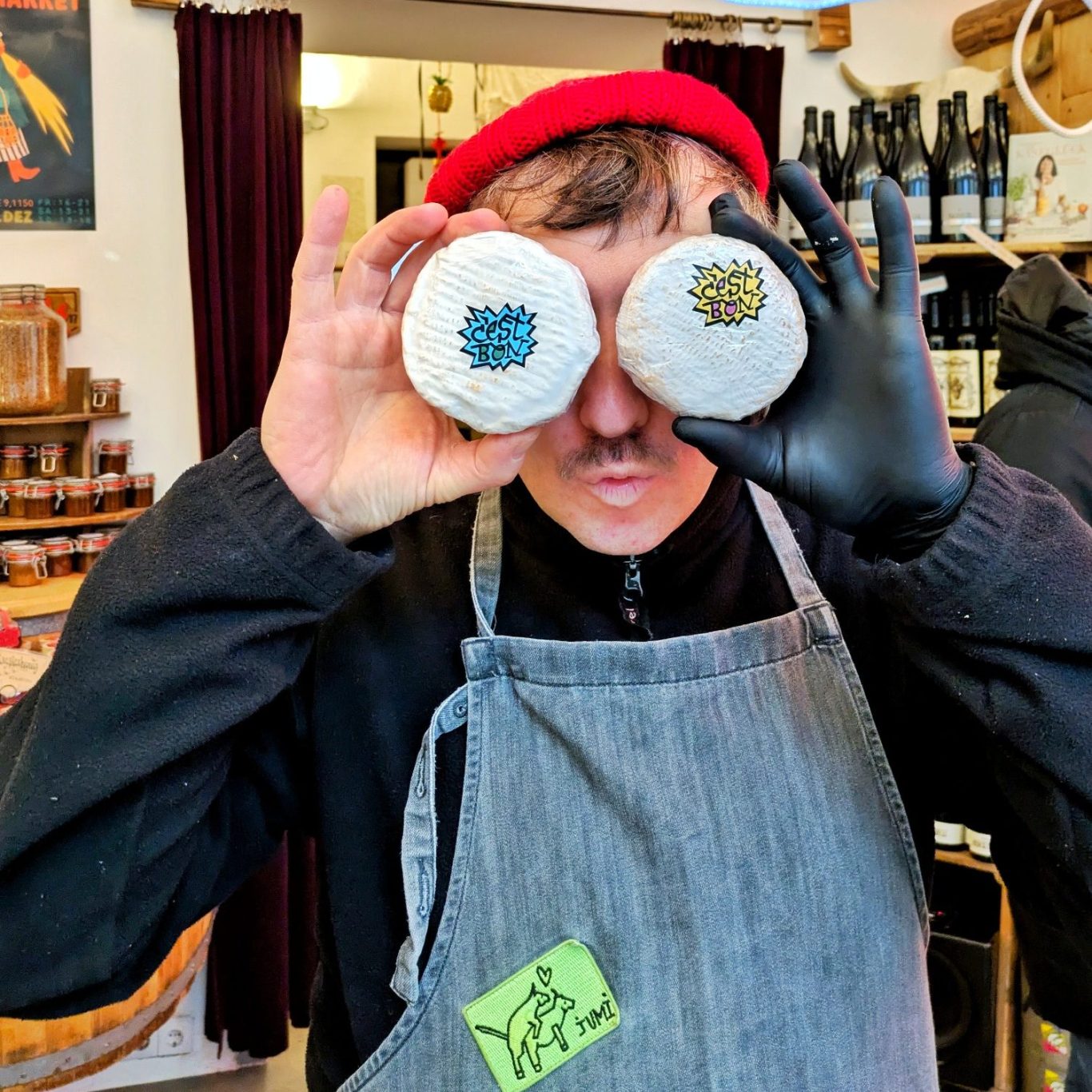 Portrait von Clemens Castan mit C’est bons vor den Augen im JUMI-Laden in Wien