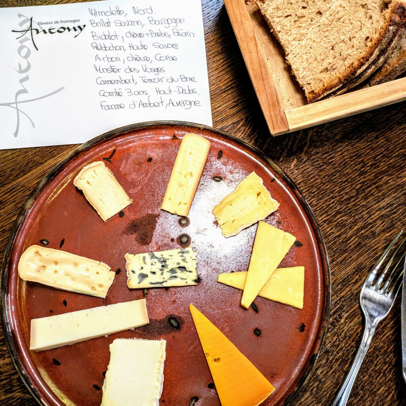 Ein Teller mit einer erlesenen Auswahl gereifter Käse aus der Fromagerie Bernard Antony, angerichtet zur Verkostung in Vieux-Ferrette.