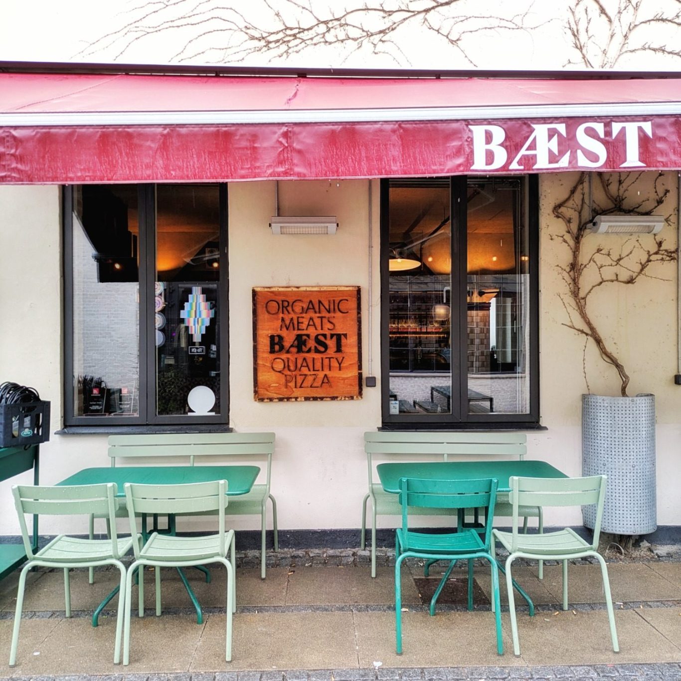 Außenansicht der Fassade des Restaurants Bæst in Kopenhagen-Nørrebro.