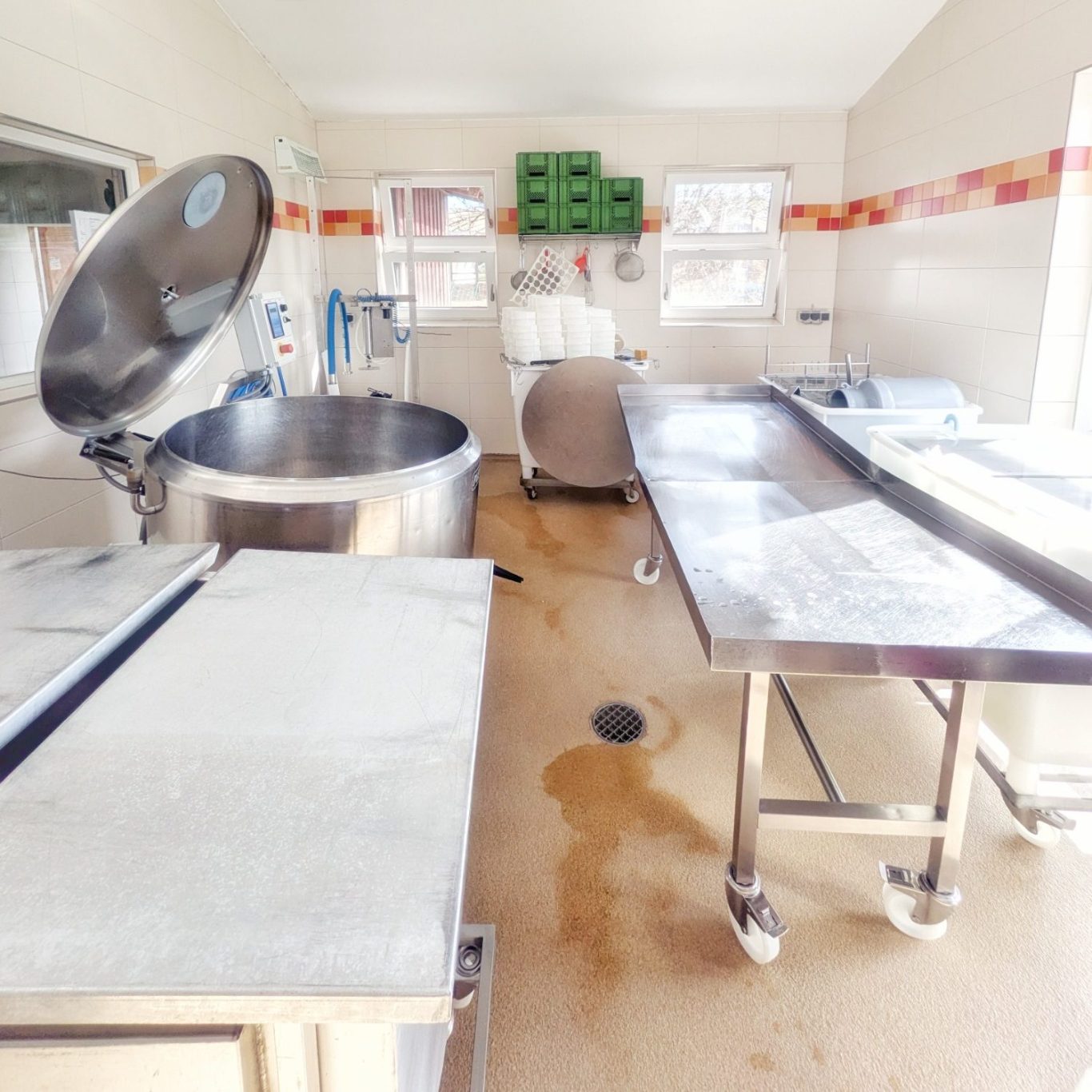 Blick in die Käserei von Sibylle Himstedt auf dem Hof im Greth in Söhlde