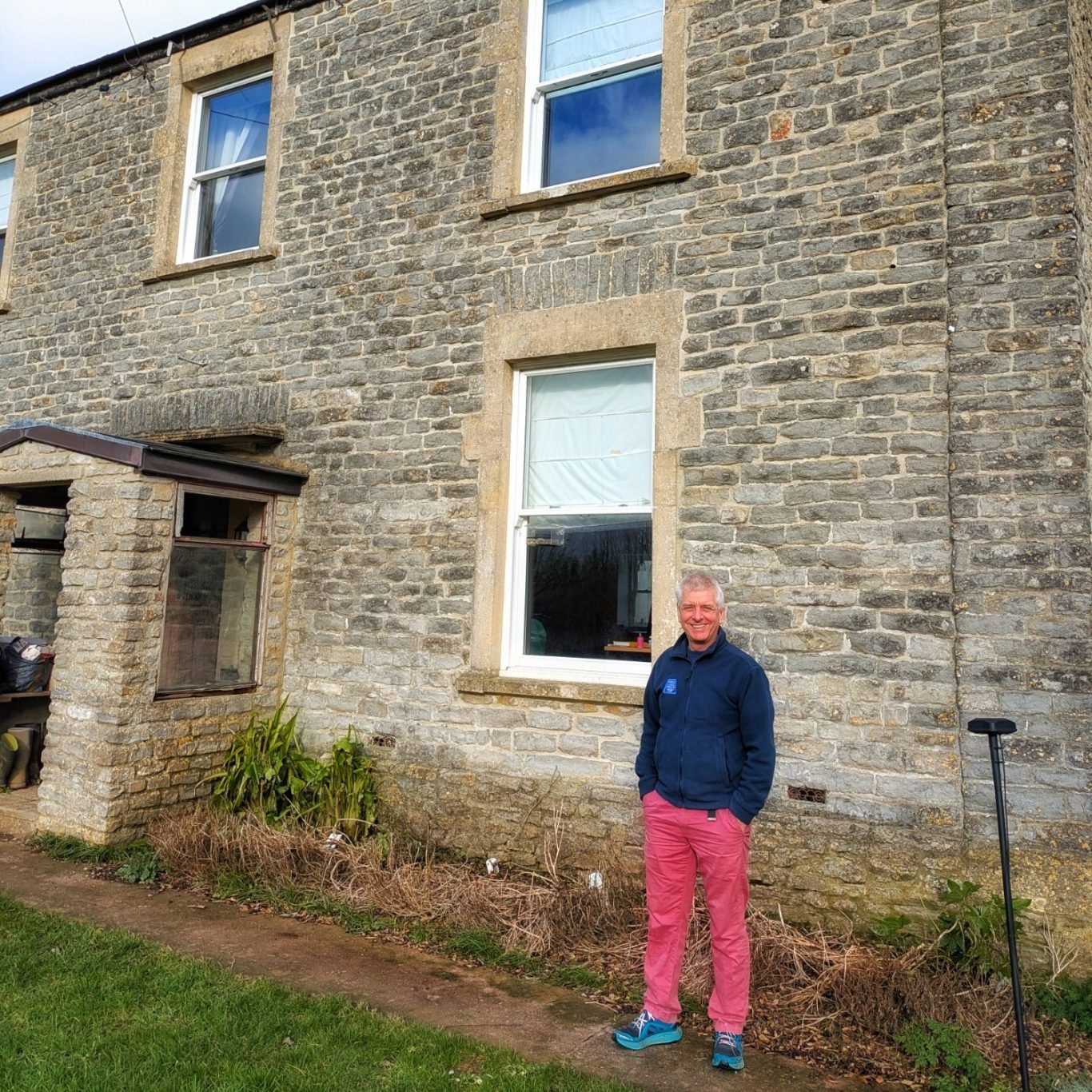 Roger Longman steht vor dem steinernen Elternhaus auf dem Gelände der Bagborough Farm in Somerset