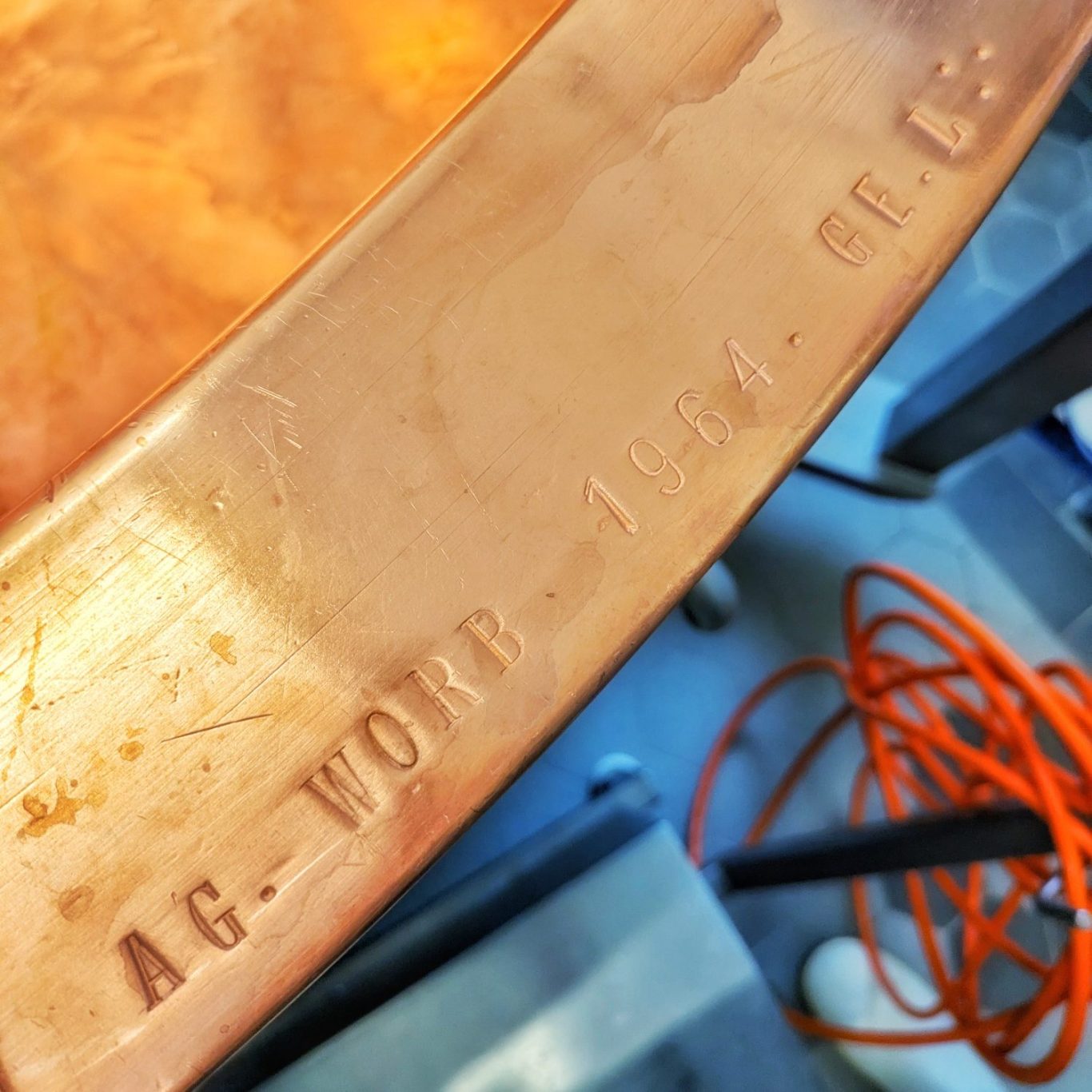 Detail eines Kupferkessels aus dem Schweizer Emmental mit eingeprägter Jahreszahl.