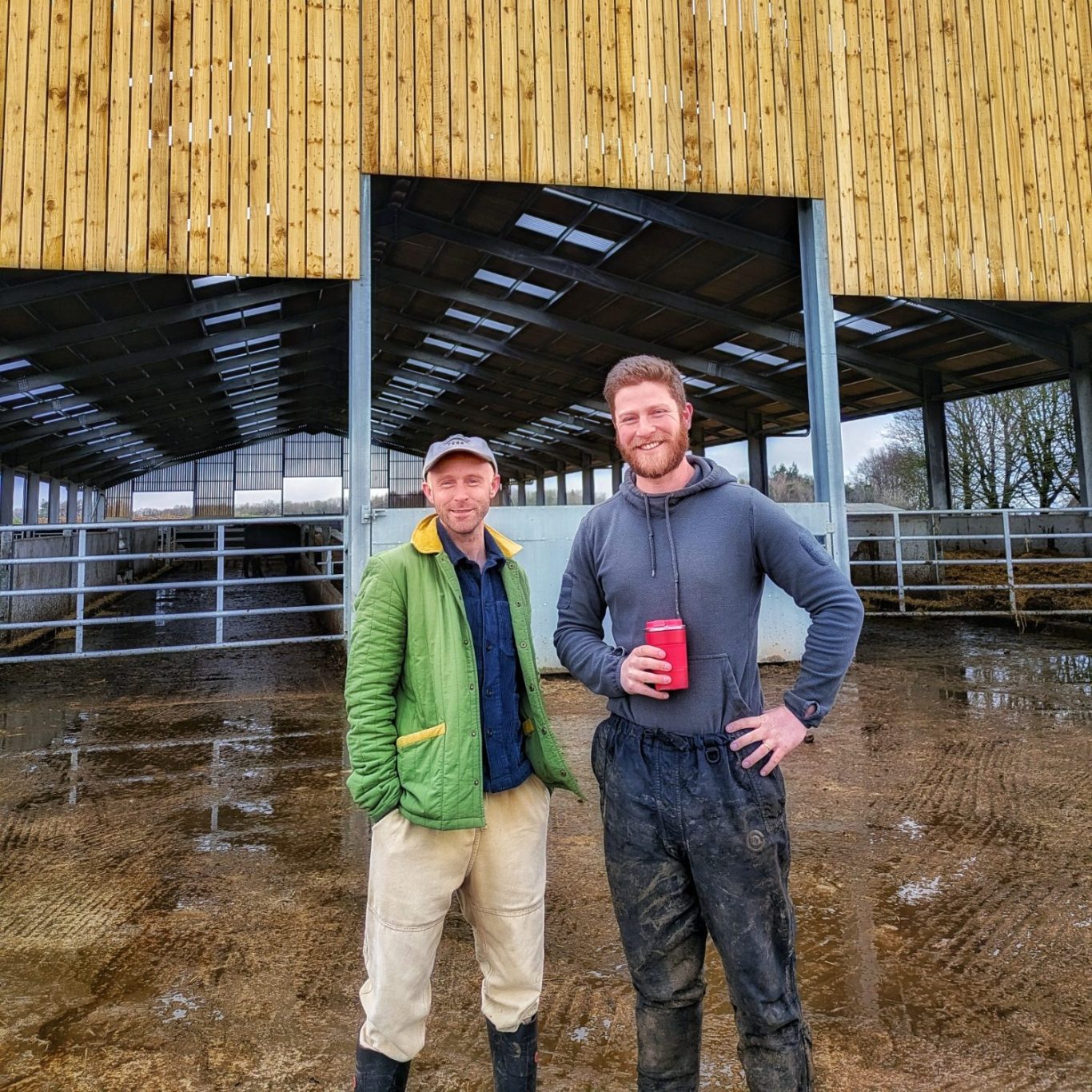 David Jowett und Seb Clarke stehen vor der neuen Barn auf der Manor Farm in den Cotswolds.