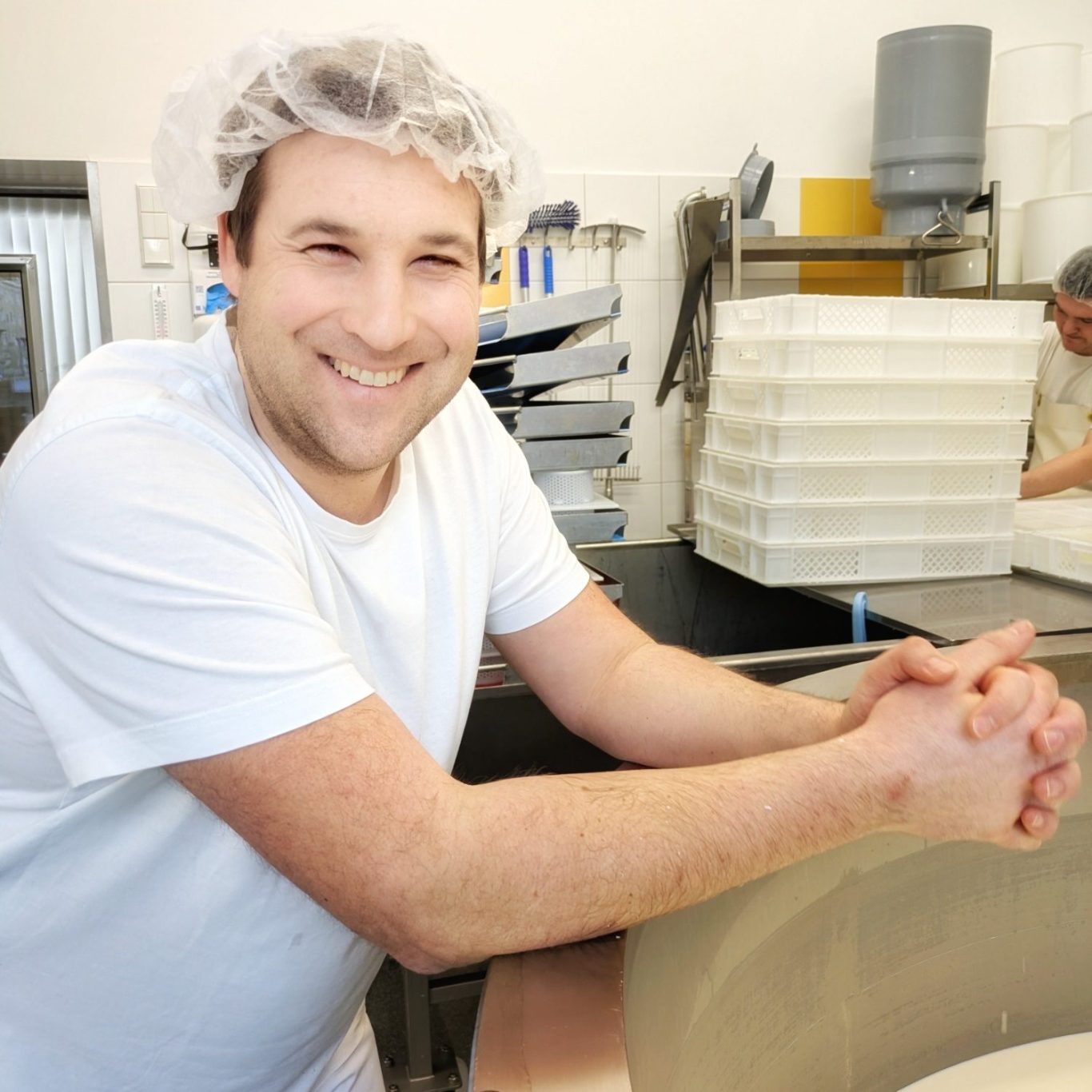 Käsemeister Franz Stuffer lehnt an einem Käsekessel in der Käserei der Münchener Käsemanufaktur in München.