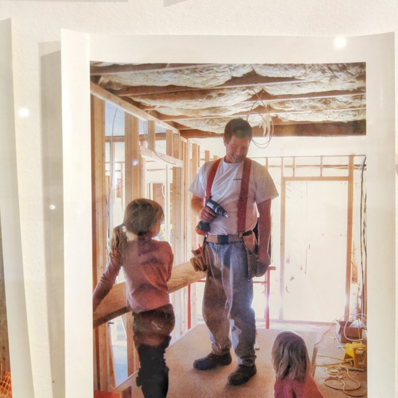 Joe Schneider mit Bohrmaschine beim Aufbau der Stichelton Dairy auf dem Welbeck Estate in Nottinghamshire.