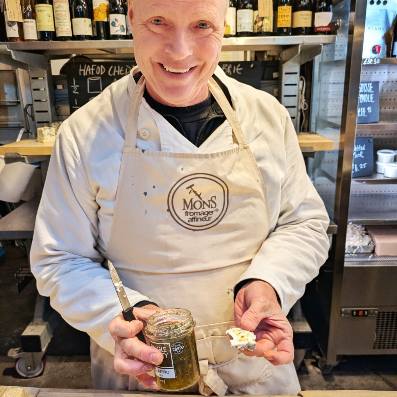 Michael Finnerty am Stand von Mons auf dem Borough Market wie er eine Käsekostprobe reicht