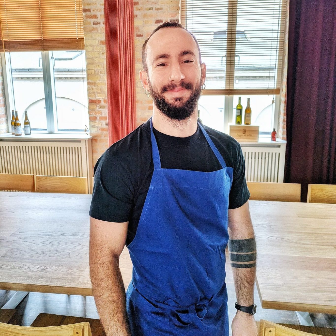 Porträt von Marco Dell’Oglio im Restaurant Bæst in Kopenhagen, Head Chef und verantwortlich für die hauseigene Käseproduktion.