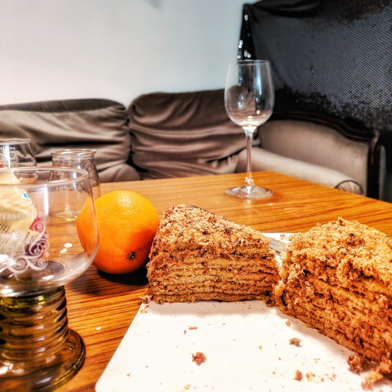 Interviewsituation am Tisch mit Torte, Weingläsern und Orange bei JUMI Wien