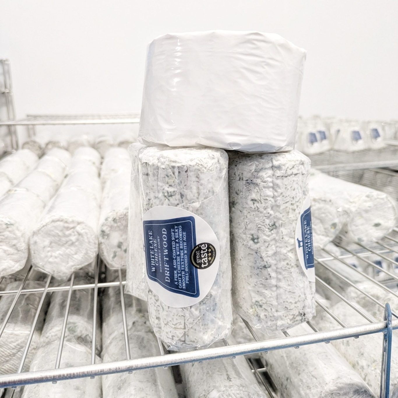 Vier Driftwood und eine White Nancy von White Lake Cheese sind als kleine Käsetorte übereinandergestapelt