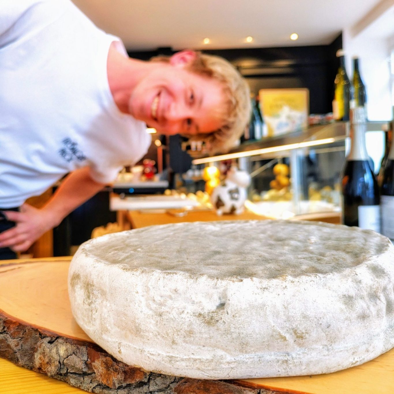 Käsesommelier Pascal Eggers, Gründer der Fromagerie Pascal in Hamburg-Winterhude, porträtiert im Kontext seines Ladens.