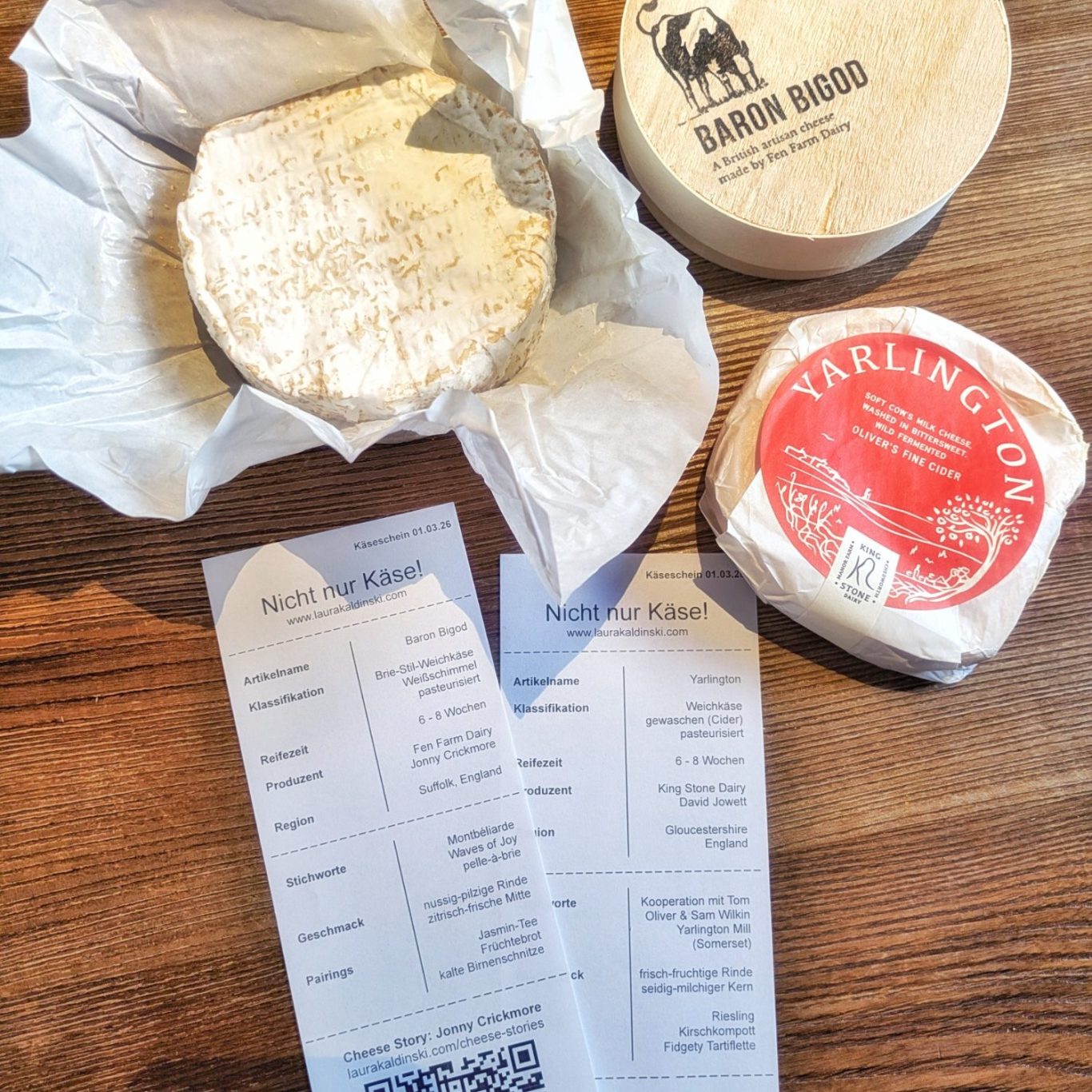 Montbéliarde-Kühe in ihrem Winterquartier auf der Fen Farm Dairy in Suffolk im Heu