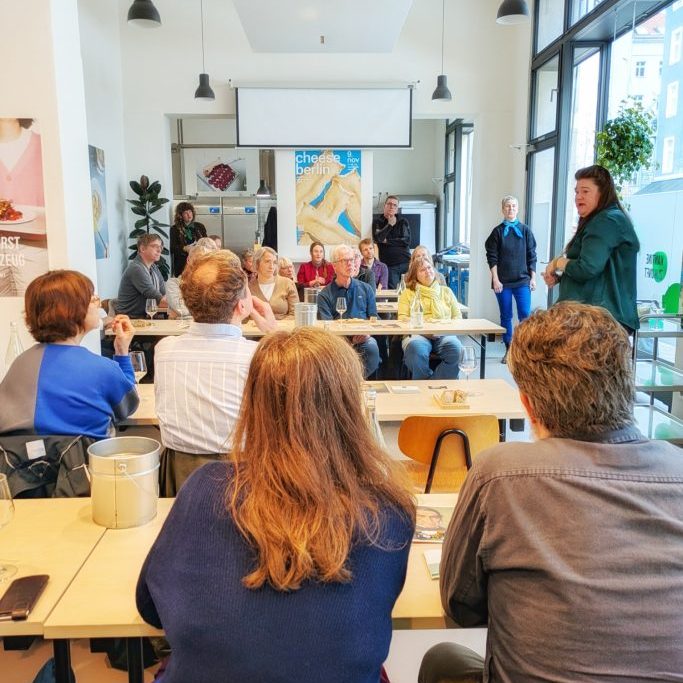 Eirný Sigurðardóttir erklärt isländisches Käsehandwerk und Milchkultur während eines Workshops auf der Cheese Berlin 2025.