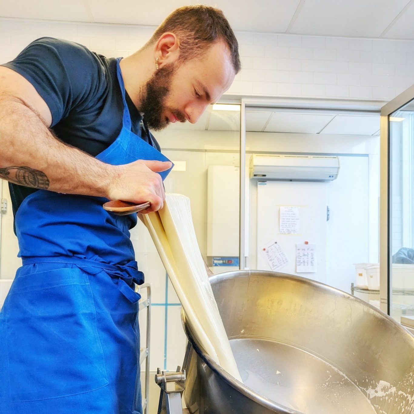 Marco Dell’Oglio zieht den Käsebruch in heißem Wasser zu Pasta Filata.
