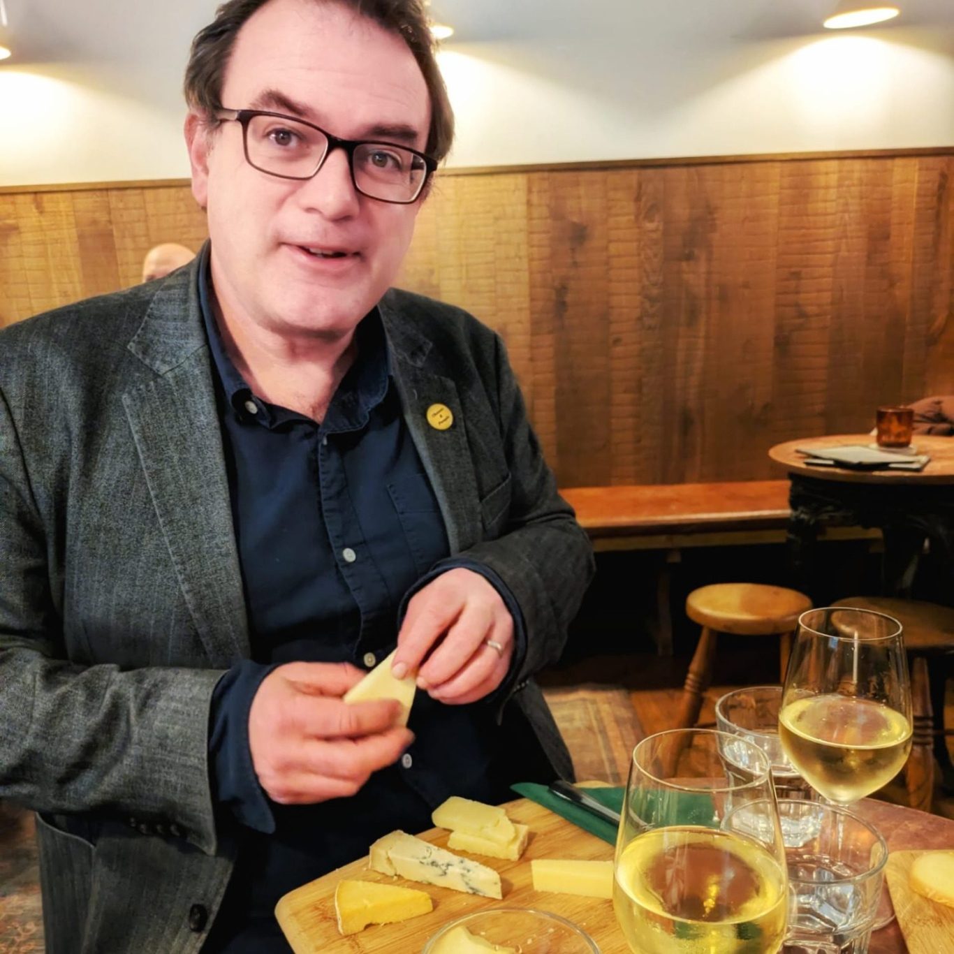 Ned Palmer erklärt britische Käsetraditionen bei einer Käseverkostung in London