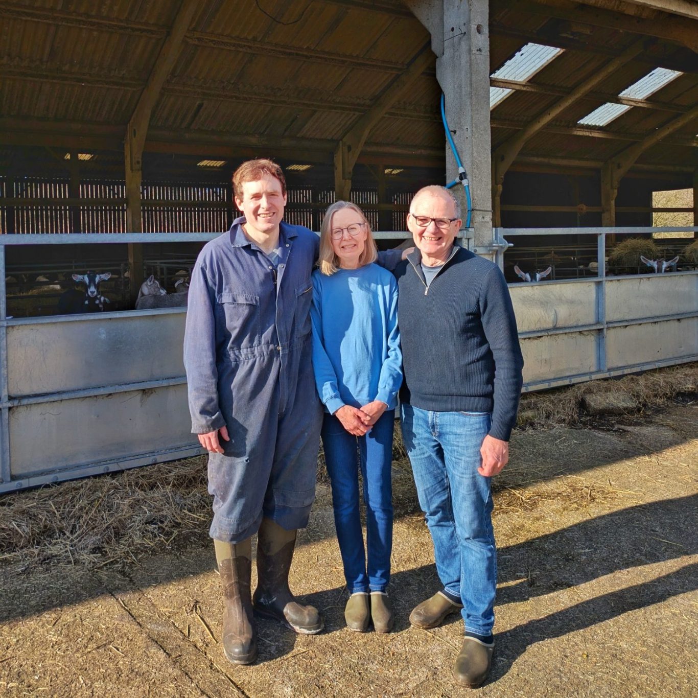Alison, Kevin und ihr Sohn Matthew Blunt stehen vor dem Ziegenstall der Greenacres Farm in Holmes Hill, East Sussex