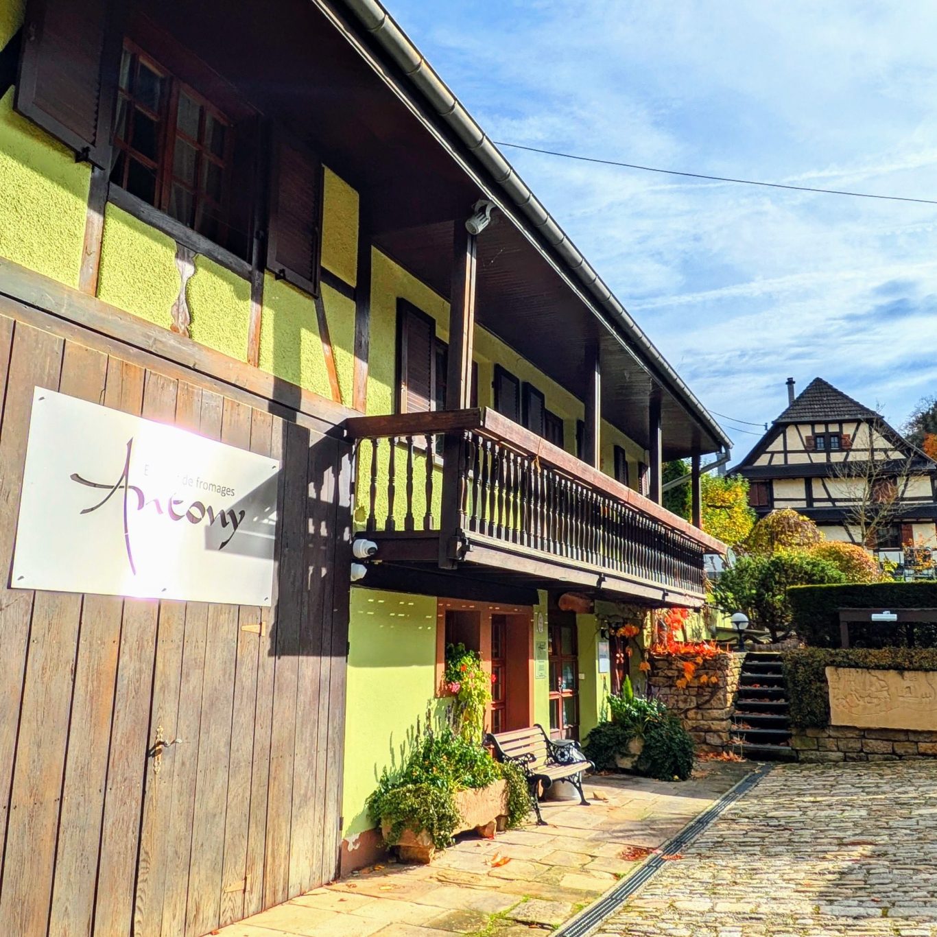 Die Außenfassade der Fromagerie Bernard Antony im elsässischen Vieux-Ferrette. Ein unscheinbarer Ort, das Ziel vieler Connaisseurs.