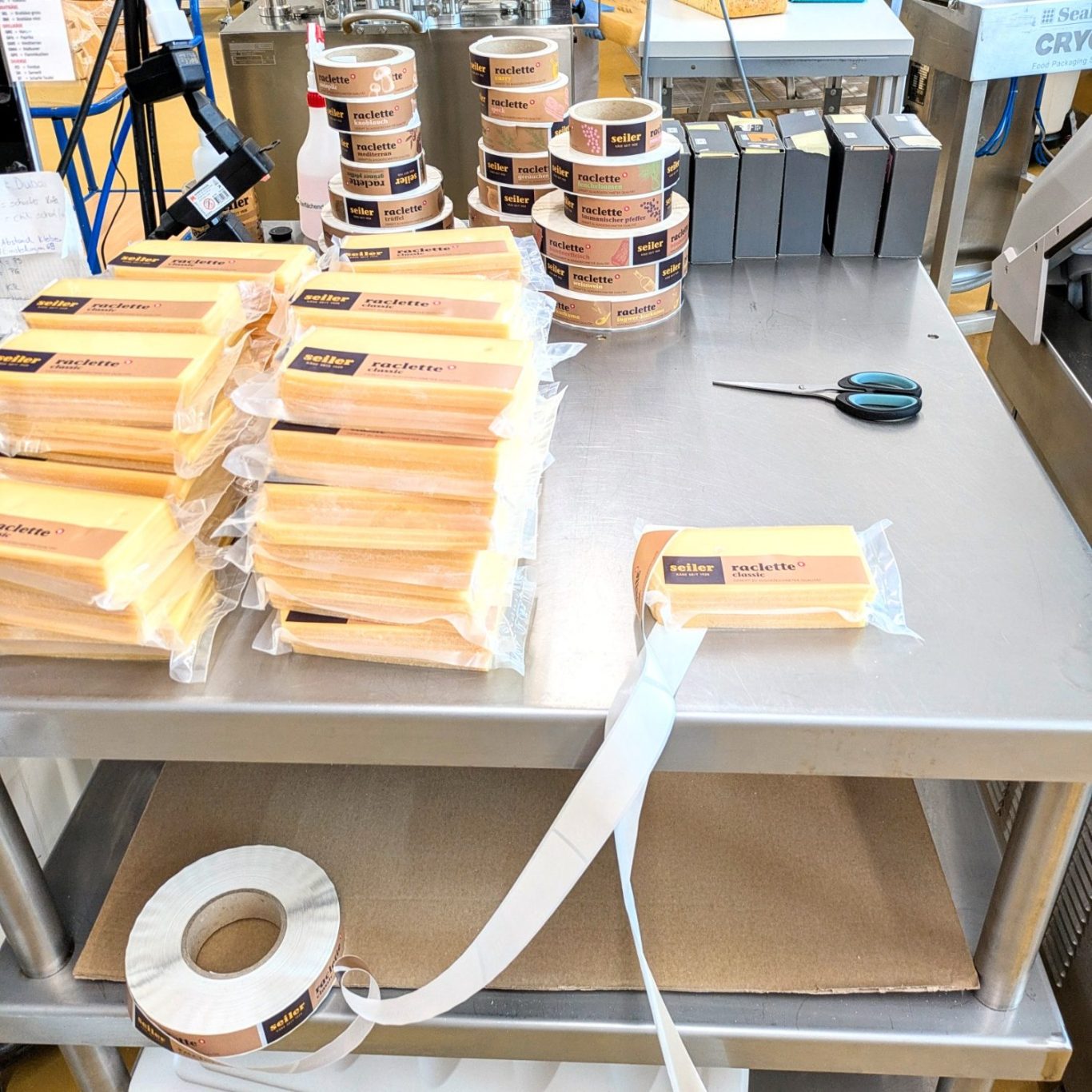 Verpackte Raclette-Käse mit Stickern der Seiler Käserei aus Giswil