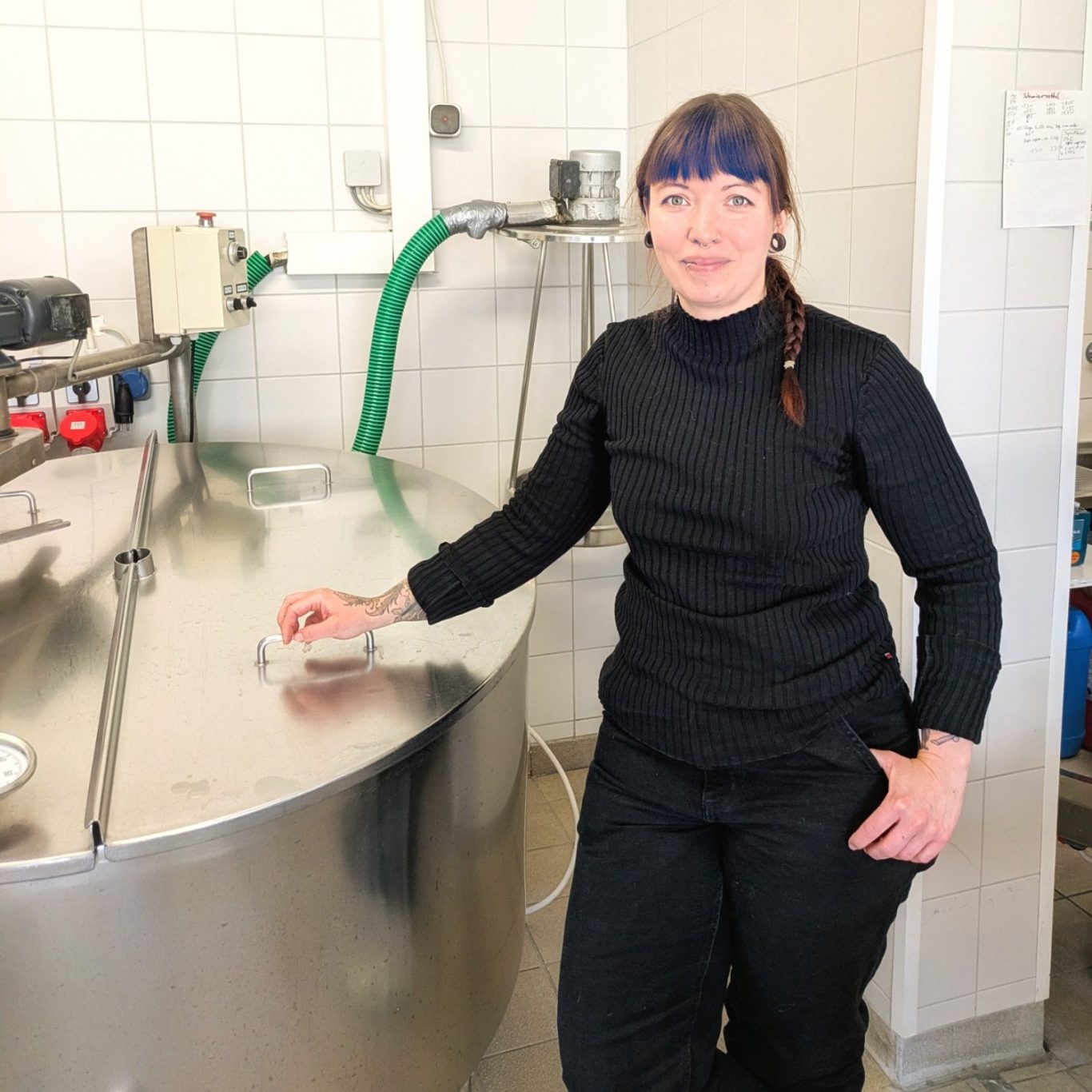 Sarah Spindler steht in der Käserei am Käsekessel auf dem Karolinenhof in Kremmen