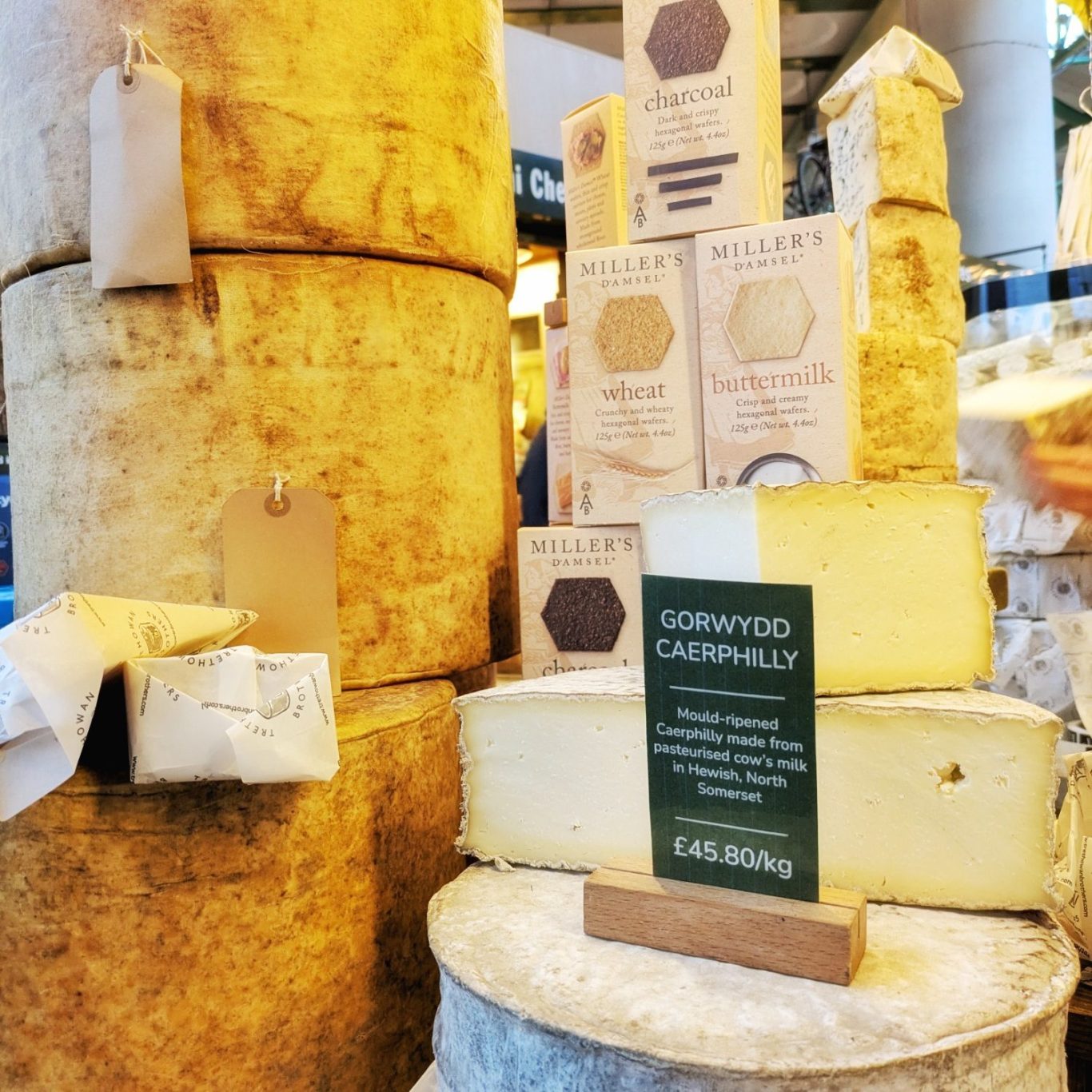 Gestapelte Laibe Caerphilly am Marktstand der Trethowan Brothers im Borough Market