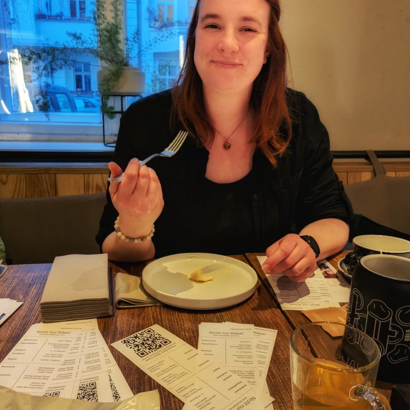 Montbéliarde-Kühe in ihrem Winterquartier auf der Fen Farm Dairy in Suffolk im Heu