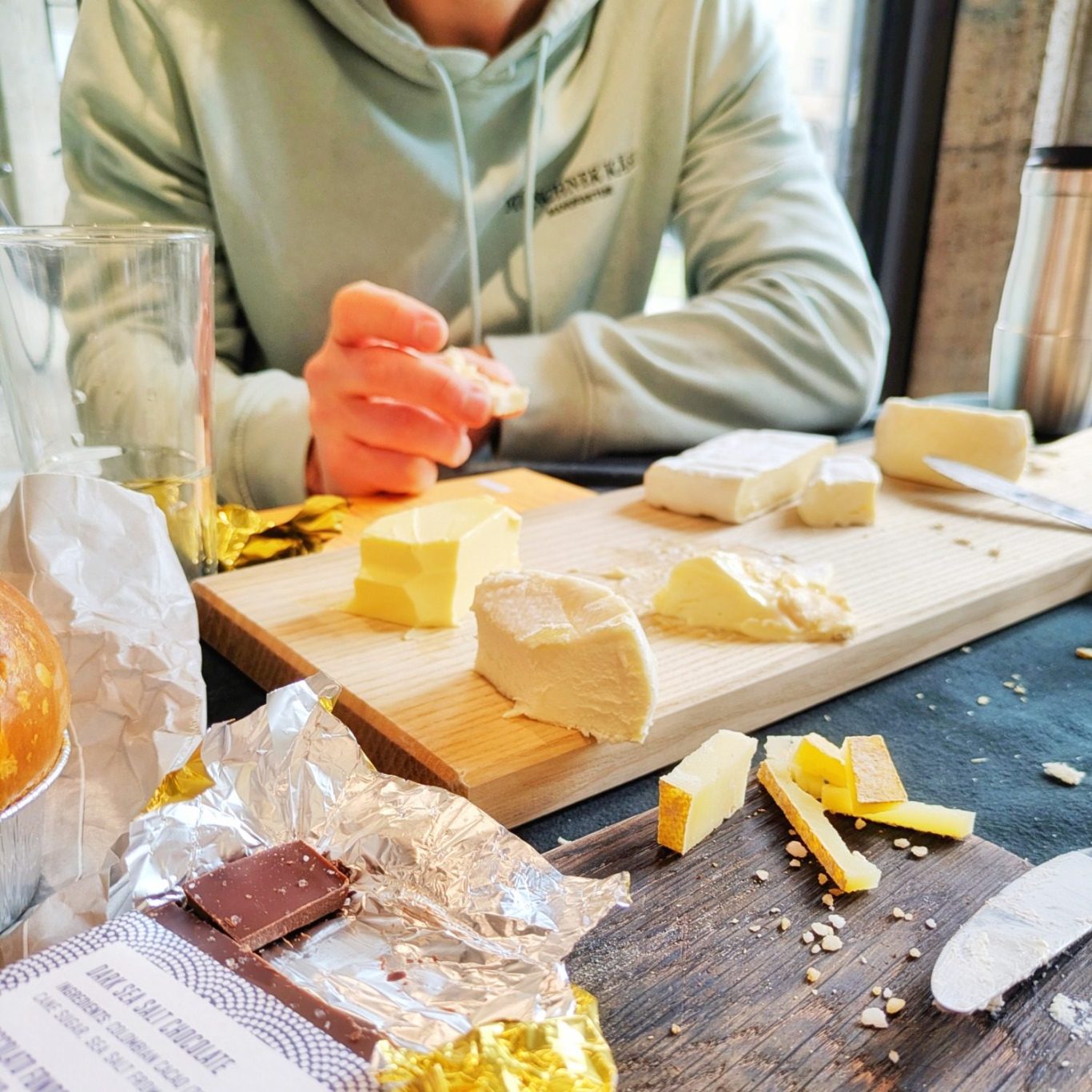 Detailaufnahme von Füßen in Kuhfell-Crocs vor der Eingangstür zum Wandlerhof