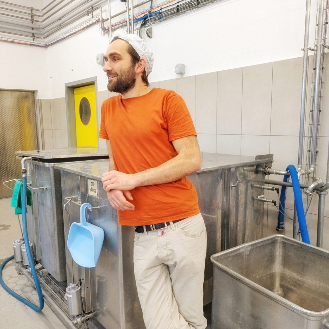 Robert Dommel lacht in seiner neuen Käserei auf dem Gut Ogrosen.