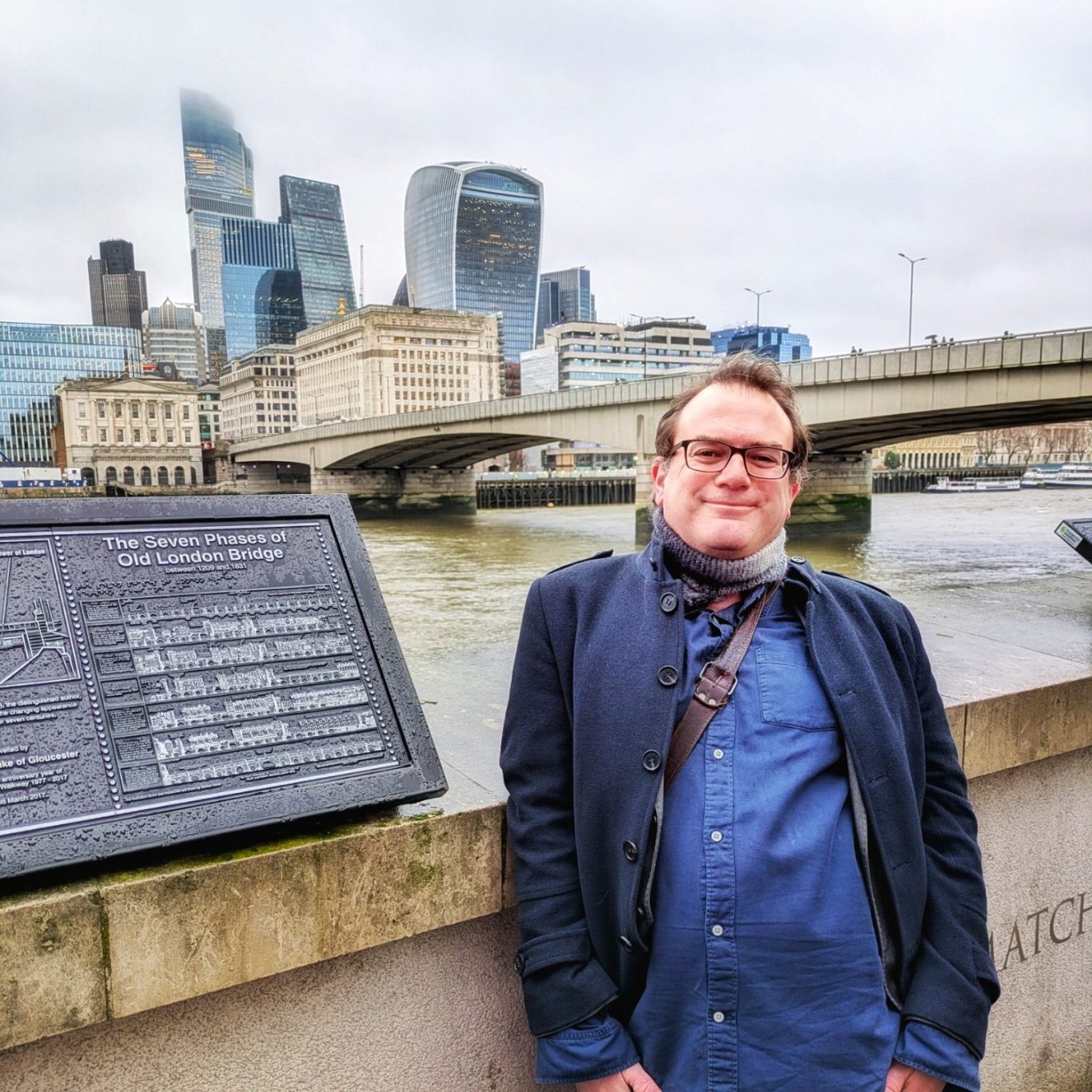 Ned Palmer steht auf dem Minerva Square, im Hintergrund die London Bridge.