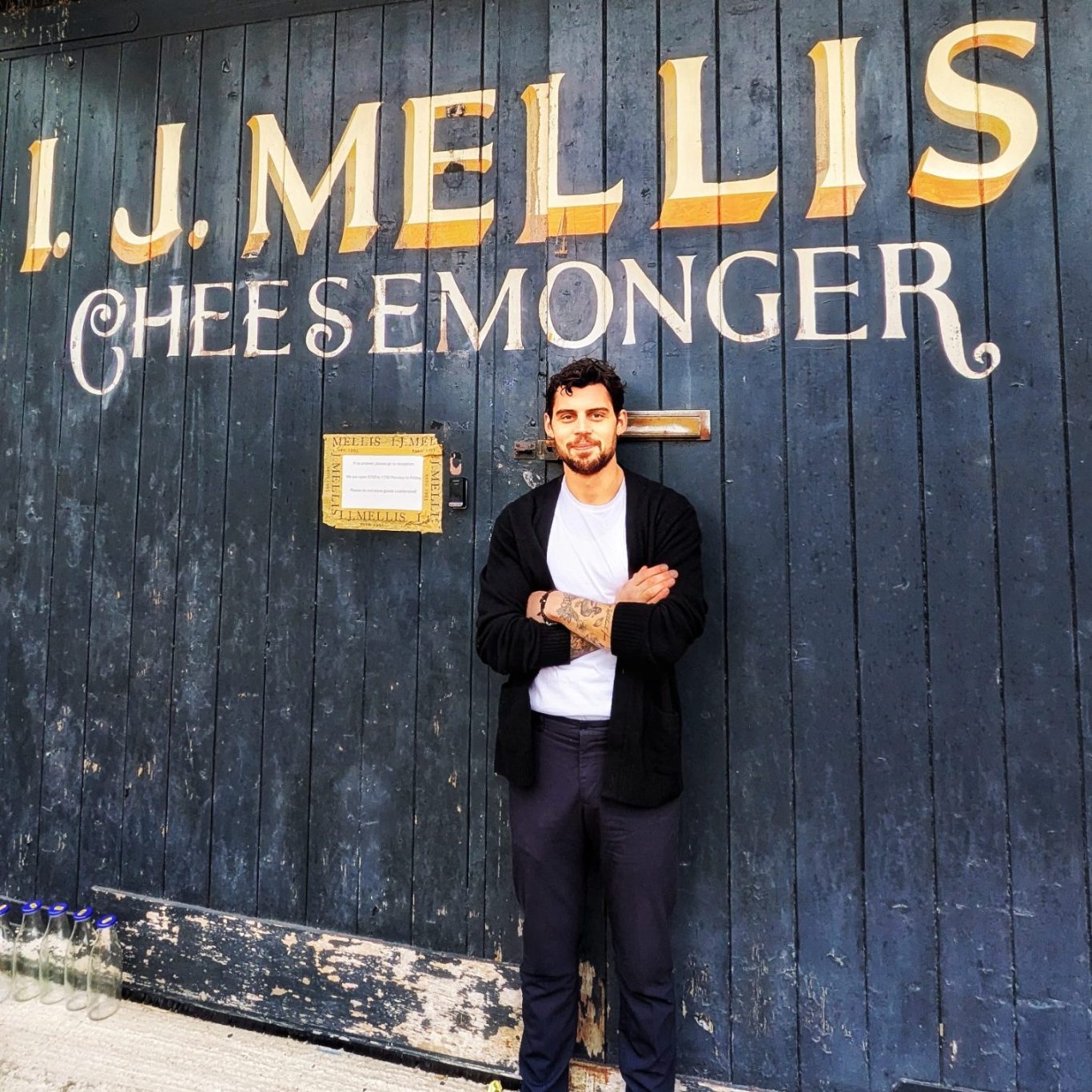 Rory Mellis vor der Fassade der Old Lemonde Factory