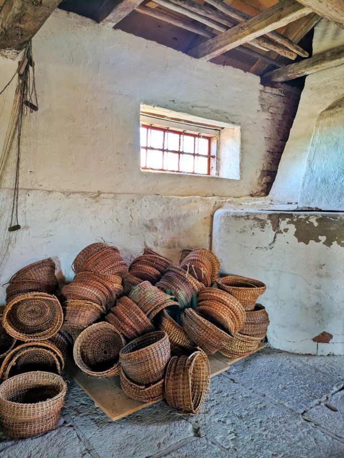 Geflochtene Weidenkörbe, die dem Käse Anno 1225 von Almnäs Bruk seine charakteristische Form verleihen.