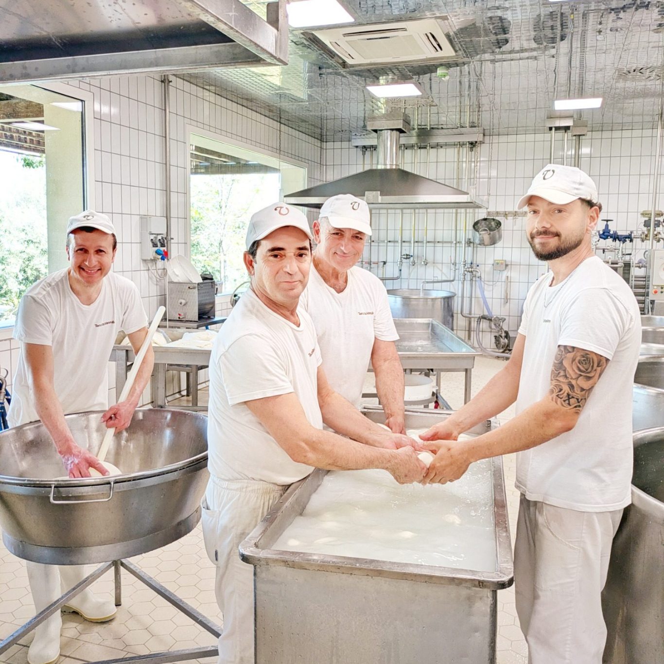 Michele Liberti, Donato Brenca, Pasquale Cuiccio und Marco Mantono in der Käserei der Tenuta Vannulo. Vier Käser, vier Handschriften – gemeinsam stehen sie im Zentrum der handwerklichen Mozzarella-Produktion von Tenuta Vannulo.
