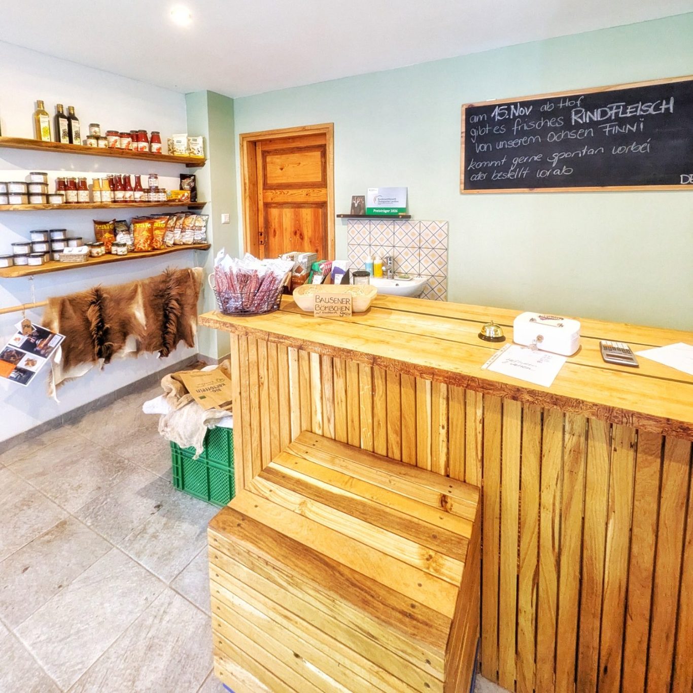 Blick in den Hofladen des Biolandhofs Obermayer mit hölzerner Verkaufstheke